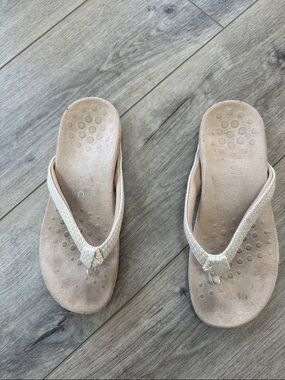 Vionic Women’s Beige Flip Flop Sandals